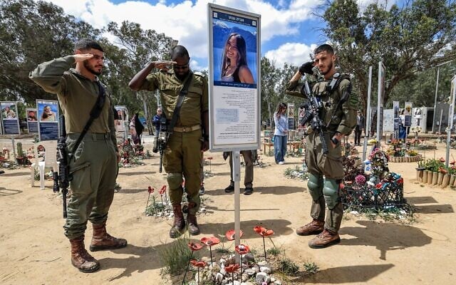 Les familles endeuillées, les amis et les soldats israéliens se tenant immobiles tandis qu’une sirène retentit pendant deux minutes à travers tout Israël, marquant Yom HaZikaron pour les soldats tombés au combat et les victimes d’attaques terroristes, sur le site du massacre du festival de musique Nova, non loin de Reïm, près de la frontière entre Israël et Gaza, le 21 avril 2026. (Crédit : Tsafrir Abayov/Flash90) Les familles endeuillées, les amis et les soldats israéliens se tenant immobiles tandis qu’une sirène retentit pendant deux minutes à travers tout Israël, marquant Yom HaZikaron pour les soldats tombés au combat et les victimes d’attaques terroristes, sur le site du massacre du festival de musique Nova, non loin de Reïm, près de la frontière entre Israël et Gaza, le 21 avril 2026. (Crédit : Tsafrir Abayov/Flash90)
