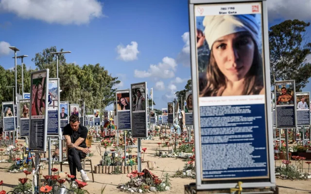 Des familles endeuillées, des amis et des soldats israéliens sont venus sur le lieu commémoratif du massacre du festival de musique Nova, dans la forêt de Reim, en ce Jour du Souvenir en Israël, le 21 avril 2026. (Tsafrir Abayov/Flash90)