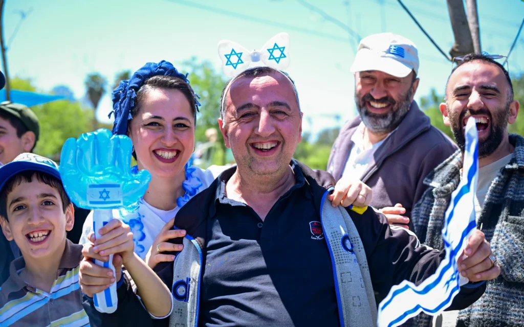 Les Israéliens fêtent Yom HaAtsmaout à Tel Aviv, le 22 avril 2026. (Crédit :  Avshalom Sassoni/Flash90)