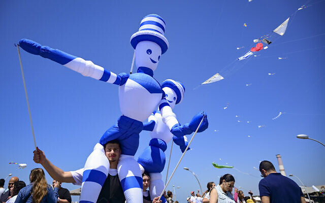 Des gens font voler des cerfs-volants lors des célébrations du 78e anniversaire de l'Indépendance d'Israël à Tel Aviv, le 22 avril 2026 (Avshalom Sassoni/Flash90) Des gens font voler des cerfs-volants lors des célébrations du 78e anniversaire de l'Indépendance d'Israël à Tel Aviv, le 22 avril 2026 (Avshalom Sassoni/Flash90)