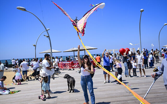 Des personnes font voler des cerfs-volants lors des célébrations du 78ᵉ Yom HaAtsmaout d’Israël à Tel Aviv, le 22 avril 2026. (Crédit : Avshalom Sassoni/Flash90) Des personnes font voler des cerfs-volants lors des célébrations du 78ᵉ Yom HaAtsmaout d’Israël à Tel Aviv, le 22 avril 2026. (Crédit : Avshalom Sassoni/Flash90)
