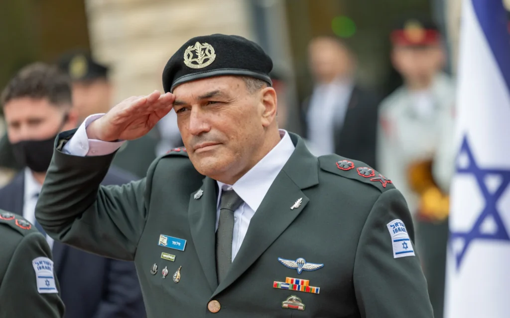 Le chef d'état-major de Tsahal, Eyal Zamir, assiste à une cérémonie en l'honneur de soldats exceptionnels avant Yom HaAtsmaout à Jérusalem, le 20 avril 2026. (Crédit : Chaim Goldberg/Flash90)