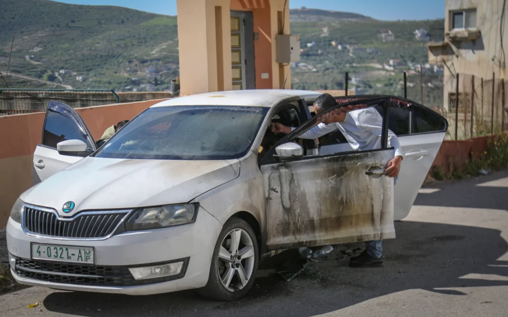 Des Palestiniens sur les lieux où des véhicules et une habitation ont été incendiés lors d'une attaque menée par des partisans du mouvement pro-implantations dans le village de Beit Amrin, à l'ouest de Naplouse, en Cisjordanie, le 22 avril 2026. (Crédit: Nasser Ishtayeh/Flash90)