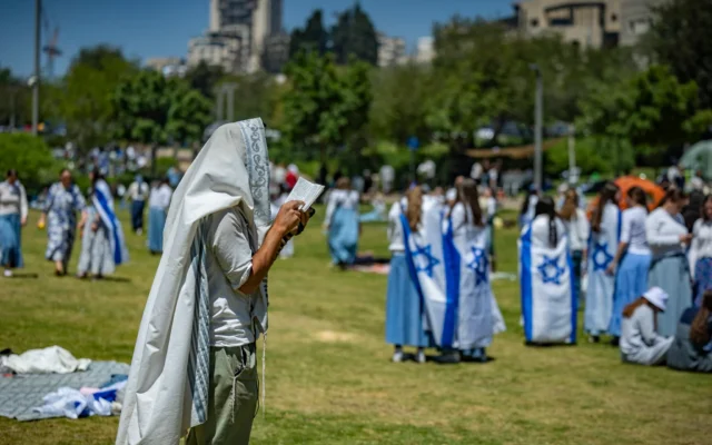 Un homme enveloppé dans un châle de prière prie lors des célébrations du 78e anniversaire de l'Indépendance d'Israël au parc Sacher à Jérusalem, le 22 avril 2026. (Crédit : Yonatan Sindel/Flash90) Un homme enveloppé dans un châle de prière prie lors des célébrations du 78e anniversaire de l'Indépendance d'Israël au parc Sacher à Jérusalem, le 22 avril 2026. (Crédit : Yonatan Sindel/Flash90)