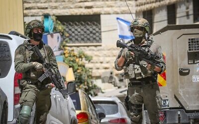 Les forces de sécurité israéliennes mènent une opération dans la ville de Naplouse, en Cisjordanie, le 23 avril 2026. (Crédit : Nasser Ishtayeh/Flash90)