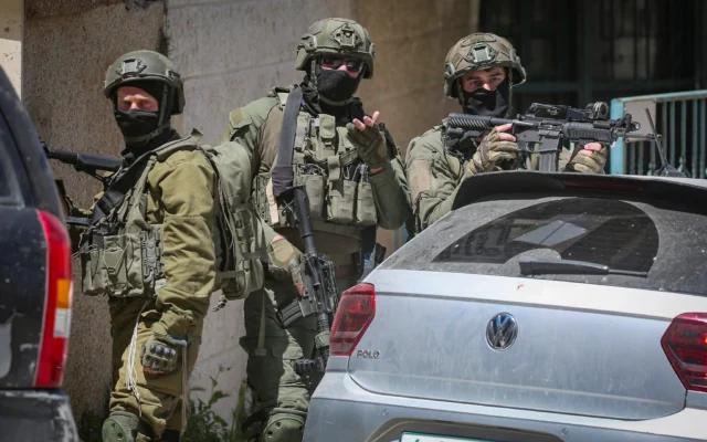 Des soldats de l'armée israélienne mènent une opération lors d'un raid dans un café de la ville de Naplouse, en Cisjordanie, le 23 avril 2026. (Crédit: Nasser Ishtayeh/Flash90)