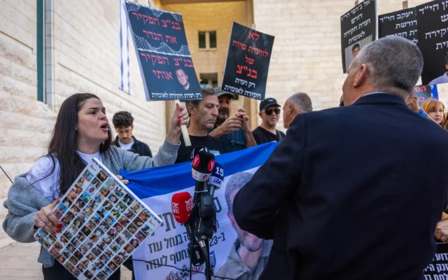 Les familles des victimes du pogrom du 7-Octobre, partisanes ou opposées à la mise en place d’une commission d’enquête nationale, s’affrontent devant la Cour suprême à Jérusalem, le 23 avril 2026. (Crédit : Yonatan Sindel/Flash90)