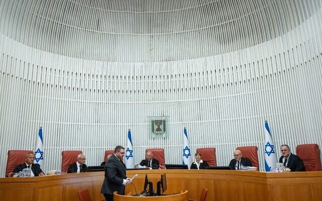 Une audience sur un recours demandant la création d’une commission d’enquête nationale sur le pogrom perpétré par le groupe terroriste palestinien du Hamas le 7 octobre 2023, à la Cour suprême, à Jérusalem, le 23 avril 2026. (Crédit : Yonatan Sindel/Flash90)