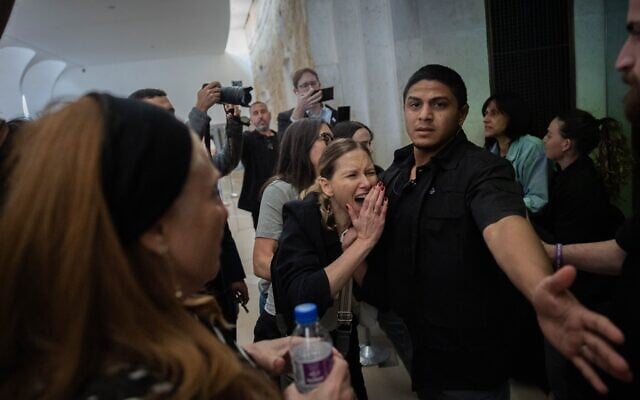 Des citoyens opposés à la création d'une commission d'enquête nationale sur le 7-Octobre manifestant devant la Haute Cour, à Jérusalem, le 23 avril 2026. (Crédit : Yonatan Sindel/Flash90) Des citoyens opposés à la création d'une commission d'enquête nationale sur le 7-Octobre manifestant devant la Haute Cour, à Jérusalem, le 23 avril 2026. (Crédit : Yonatan Sindel/Flash90)