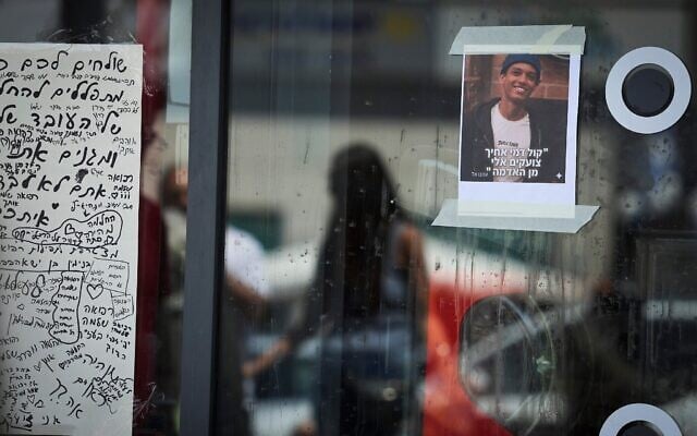 Des personnes allumant des bougies et affichant des messages devant un Pizza Hut à Petah Tikva, dans le centre d'Israël, le 24 avril 2026, en mémoire de Yemanu Binyamin Zelka, 21 ans, un employé assassiné qui a été pris en embuscade à la fin de son service, dans la nuit de Yom HaAtsmaout, par un groupe d'adolescents à qui il avait demandé de pulvériser de la mousse en spray dans le restaurant. La photo de Zelka est accompagnée de la citation de Genèse 4:10 : « Le sang de ton frère crie vers moi depuis la Terre. » (Crédit : Roy Alima/Flash90) Des personnes allumant des bougies et affichant des messages devant un Pizza Hut à Petah Tikva, dans le centre d'Israël, le 24 avril 2026, en mémoire de Yemanu Binyamin Zelka, 21 ans, un employé assassiné qui a été pris en embuscade à la fin de son service, dans la nuit de Yom HaAtsmaout, par un groupe d'adolescents à qui il avait demandé de pulvériser de la mousse en spray dans le restaurant. La photo de Zelka est accompagnée de la citation de Genèse 4:10 : « Le sang de ton frère crie vers moi depuis la Terre. » (Crédit : Roy Alima/Flash90)