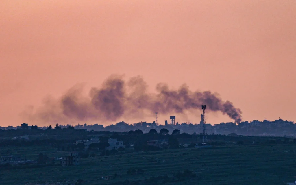 De la fumée s'élève suite aux frappes israéliennes dans le sud du Liban, le 25 avril 2026. (Crédit: Ayal Margolin/Flash90)