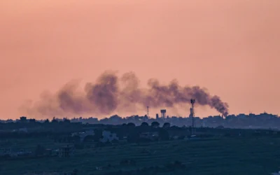 De la fumée s'élève suite aux frappes israéliennes dans le sud du Liban, le 25 avril 2026. (Crédit: Ayal Margolin/Flash90)