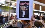 Des personnes réunis en mémoire de l’employé Yemanu Binyamin Zelka, qui y a été poignardé à mort devant une succursale de Pizza Hut, à Petah Tikva, le 25 avril 2026. (Crédit : Avshalom Sassoni/Flash90)