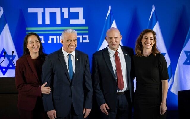 Yaïr Lapid (2ᵉ à gauche) et son épouse Lihi, ainsi que Naftali Bennett et son épouse Gilat, lors d'une conférence de presse annonçant la liste commune « BeYahad » en vue des prochaines élections, à Herzliya, dans le centre d'Israël, le 26 avril 2026. (Crédit : Chaïm Goldberg/Flash90)