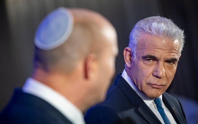 Le chef de l'opposition Yaïr Lapid (à droite) et l'ancien Premier ministre Naftali Bennett lors d'une conférence de presse annonçant leur candidature commune aux prochaines élections, à Herzliya, dans le centre d'Israël, le 26 avril 2026. (Crédit : Chaïm Goldberg/Flash90) Le chef de l'opposition Yaïr Lapid (à droite) et l'ancien Premier ministre Naftali Bennett lors d'une conférence de presse annonçant leur candidature commune aux prochaines élections, à Herzliya, dans le centre d'Israël, le 26 avril 2026. (Crédit : Chaïm Goldberg/Flash90)