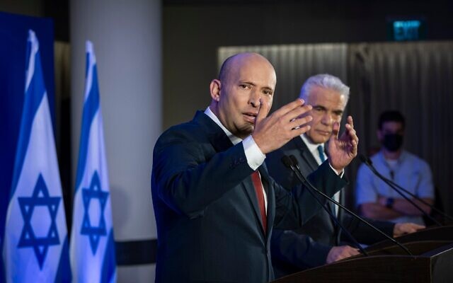 L'ancien Premier ministre Naftali Bennett, à gauche, et le chef de l'opposition Yair Lapid annoncent officiellement la création de leur nouvelle alliance politique BeYahad, à Herzliya, le 26 avril 2026. (Crédit : Chaim Goldberg/Flash90)