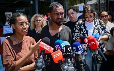La famille de Yemanu Zelka tenant une conférence de presse devant le restaurant où il travaillait et a été assassiné, à Petah Tikva, le 27 avril 2026. (Crédit : Avshalom Sassoni/Flash90) La famille de Yemanu Zelka tenant une conférence de presse devant le restaurant où il travaillait et a été assassiné, à Petah Tikva, le 27 avril 2026. (Crédit : Avshalom Sassoni/Flash90)