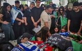 La famille et les amis du sergent Idan Fooks, soldat de l'armée israélienne, assistent à ses funérailles au cimetière militaire de Petah Tikva, le 27 avril 2026. (Crédit : Tal Gal/Flash90)