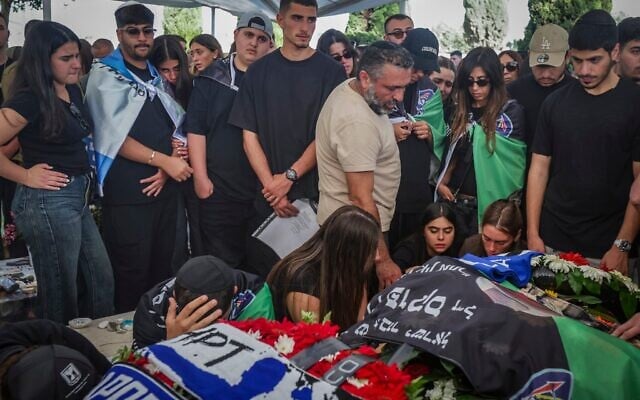 La famille et les amis du sergent Idan Fooks, soldat de l'armée israélienne, assistent à ses funérailles au cimetière militaire de Petah Tikva, le 27 avril 2026. (Crédit : Tal Gal/Flash90)