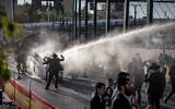 Des manifestants ultra-orthodoxes bloquent une route et affrontent la police lors d’une manifestation contre l’incarcération d’étudiants de yeshivot réfractaires à la conscription, à l’entrée de Jérusalem, le 29 avril 2026. (Crédit : Chaim Goldberg/Flash90)