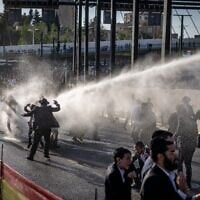 Des manifestants ultra-orthodoxes bloquent une route et affrontent la police lors d’une manifestation contre l’incarcération d’étudiants de yeshivot réfractaires à la conscription, à l’entrée de Jérusalem, le 29 avril 2026. (Crédit : Chaim Goldberg/Flash90)