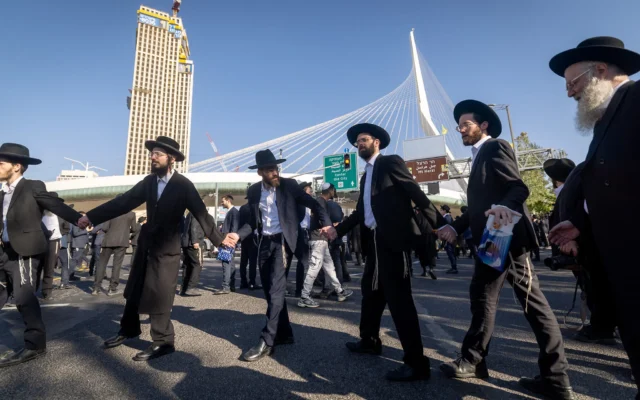 Des manifestants ultra-orthodoxes bloquent une route à l'entrée de Jérusalem lors d'une manifestation contre l'incarcération d'étudiants de yeshiva qui n'ont pas respecté un ordre de recrutement de l'armée, le 29 avril 2026. (Crédit: Yonatan Sindel/Flash90)
