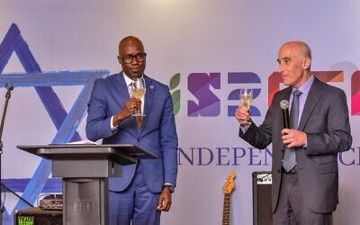 Michael Lotem, alors ambassadeur d’Israël au Kenya (à droite), célébrant la fête annuelle de l’indépendance d’Israël, en mai 2023. (Crédit : Ministère israélien des Affaires étrangères) Michael Lotem, alors ambassadeur d’Israël au Kenya (à droite), célébrant la fête annuelle de l’indépendance d’Israël, en mai 2023. (Crédit : Ministère israélien des Affaires étrangères)