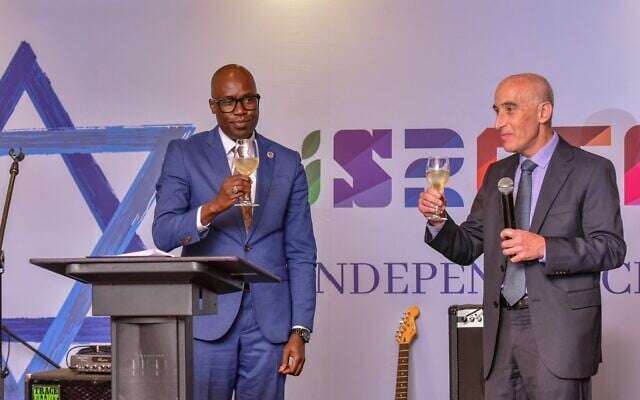 Michael Lotem, alors ambassadeur d’Israël au Kenya (à droite), célébrant la fête annuelle de l’indépendance d’Israël, en mai 2023. (Crédit : Ministère israélien des Affaires étrangères)