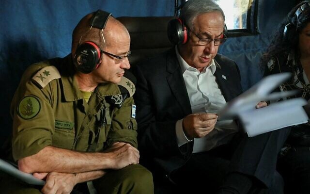 Le Premier ministre Benjamin Netanyahu (à droite) et son secrétaire militaire, le général de division Roman Gofman, dans un hélicoptère, le 30 juin 2024. Illustration (Crédit : Maayan Toaf/Bureau de la presse gouvernementale)