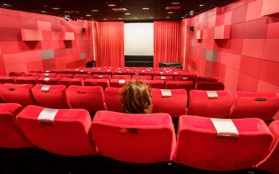Une femme est assise dans un cinéma de Francfort, en Allemagne, en novembre 2021. (Frank Rumpenhorst/alliance photo via Getty Images via la JTA)