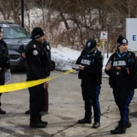 La police enquêtant sur les lieux de la synagogue Emanu-El de North York, cible de coups de feu tard dans la nuit de lundi, à Toronto, le 3 mars 2026. (Crédit : Nick Lachance/Toronto Star via Getty Images via JTA)