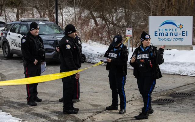 La police enquêtant sur les lieux de la synagogue Emanu-El de North York, cible de coups de feu tard dans la nuit de lundi, à Toronto, le 3 mars 2026. (Crédit : Nick Lachance/Toronto Star via Getty Images via JTA)
