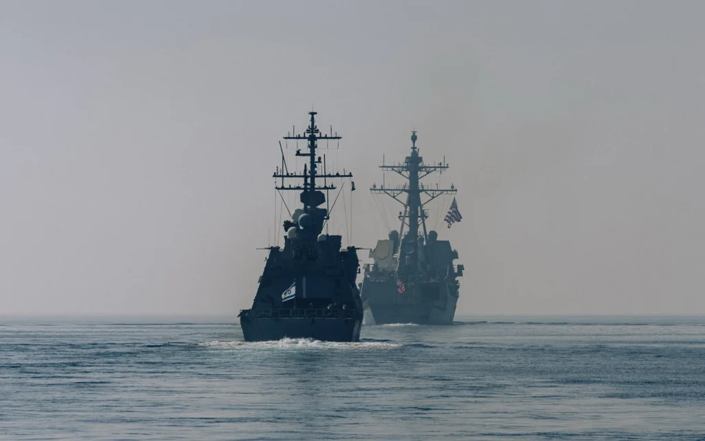 Le destroyer lance-missiles de classe Arleigh Burke USS Delbert D. Black mène un exercice maritime de routine avec la corvette de classe Sa'ar 5 de la marine israélienne INS Eilat en mer Rouge, à la suite d'une escale prévue de longue date, le 1er février 2026. (Crédit: Tsahal)
