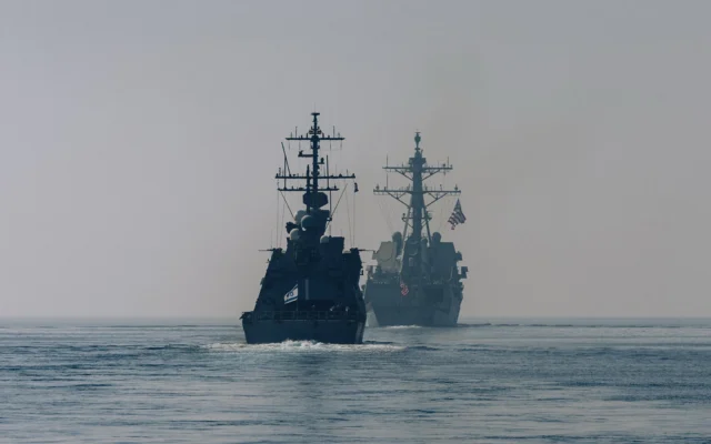 Le destroyer lance-missiles de classe Arleigh Burke USS Delbert D. Black mène un exercice maritime de routine avec la corvette de classe Sa'ar 5 de la marine israélienne INS Eilat en mer Rouge, à la suite d'une escale prévue de longue date, le 1er février 2026. (Crédit: Tsahal)