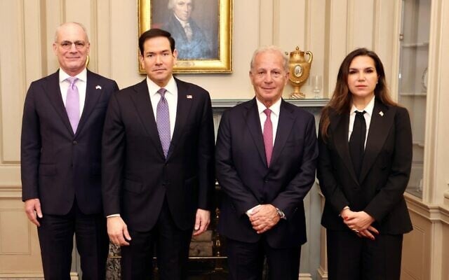 De gauche à droite : Yechiel Leiter, ambassadeur d'Israël aux États-Unis, Marco Rubio, secrétaire d'État américain, Michel Issa, ambassadeur des États-Unis au Liban, et Nada Hamadeh Moawad, ambassadrice du Liban aux États-Unis, au Département d'État, à Washington, le 14 avril 2026. (Crédit : Shmulik Almany/Ambassade d'Israël de Washington)