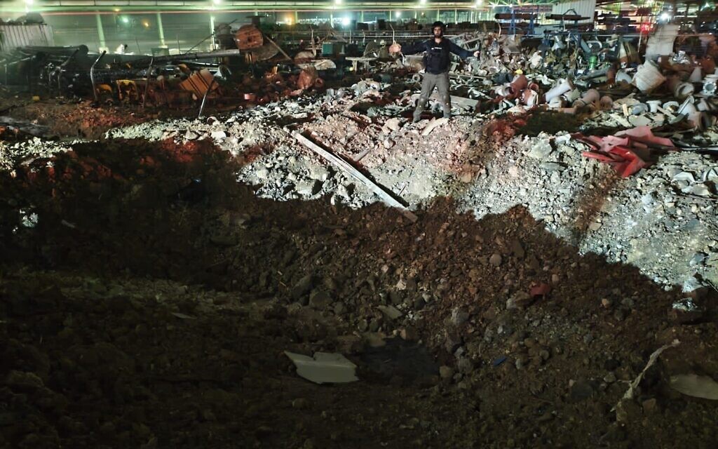 Un cratère causé par l'impact d'un missile balistique iranien à Neot Hovav, le 4 avril 2026. (Crédit : Police israélienne)
