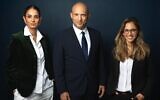 L'ancien Premier ministre et candidat aux élections législatives de 2026, Naftali Bennett (au centre), aux côtés de Liran Avisar Ben-Horin (à gauche) et de Keren Terner (à droite), candidates de sa liste « Bennett 2026 ». (Crédit : Naftali Bennett/X)