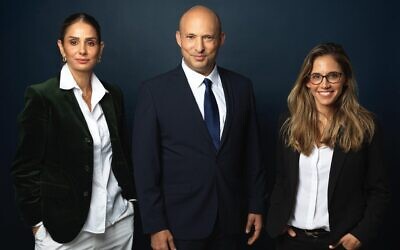 L'ancien Premier ministre et candidat aux élections législatives de 2026, Naftali Bennett (au centre), aux côtés de Liran Avisar Ben-Horin (à gauche) et de Keren Terner (à droite), candidates de sa liste « Bennett 2026 ». (Crédit : Naftali Bennett/X)