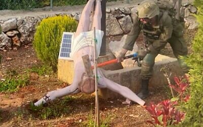 Un soldat de l'armée israélienne fracassant la tête d'une statue de Jésus, dans le sud du Liban, sur une image publiée le 19 avril 2026. (Crédit : X ; utilisée conformément à l'article 27a de la loi sur le droit d'auteur)