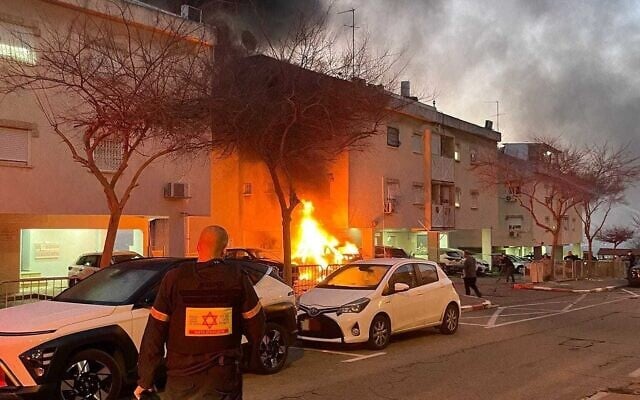 Un incendie faisant rage après l'impact d'une sous-munition iranienne, à Haïfa, le 6 avril 2026. (Crédit : Magen David Adom) Un incendie faisant rage après l'impact d'une sous-munition iranienne, à Haïfa, le 6 avril 2026. (Crédit : Magen David Adom)