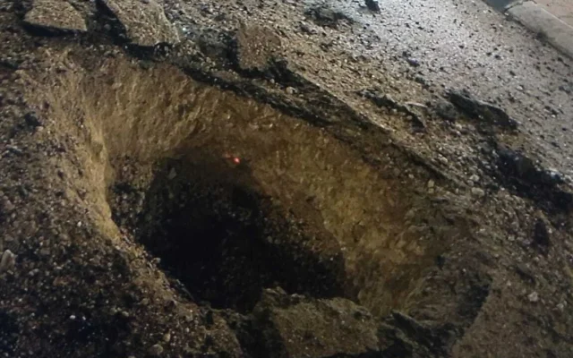 Un cratère causé par une bombe à sous-munitions provenant de l'ogive d'un missile balistique iranien, dans la ville de Beer Sheva, dans le sud d'Israël, le 8 avril 2026. (Crédit: Magen David Adom)