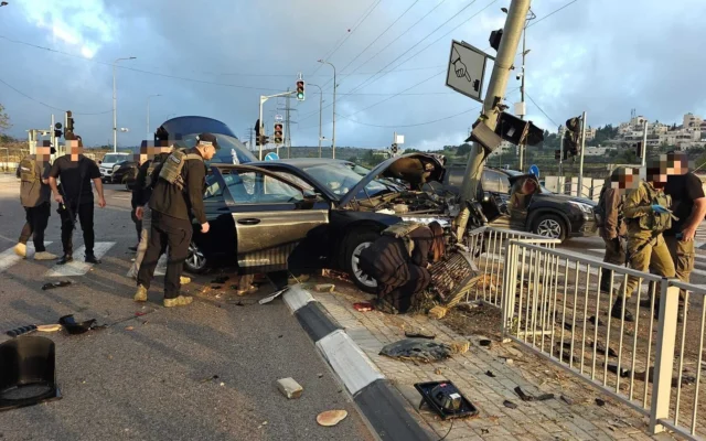 Le lieu où une voiture a percuté un vélo électrique aux abords de Hébron en Cisjordanie, un accident qui a tué un adolescent palestinien, le 21 avril 2026. (Crédit : MDA)