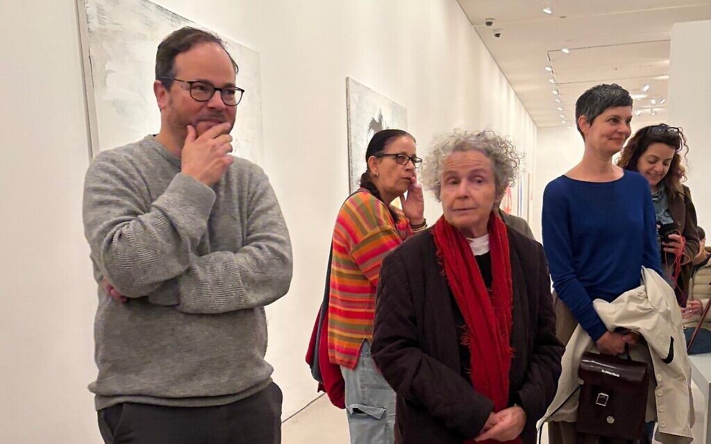 Le conservateur Amitaï Mendelsohn (à gauche) et l'artiste Yudith Levin (à droite) lors d'une visite de presse organisée le 26 février 2026 pour l'exposition « Yudith Levin : Break of Dawn »au Musée d'Israël, présentée jusqu'en juillet 2026. (Crédit : Autorisation)