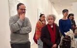 Le conservateur Amitaï Mendelsohn (à gauche) et l'artiste Yudith Levin (à droite) lors d'une visite de presse organisée le 26 février 2026 pour l'exposition « Yudith Levin : Break of Dawn »au Musée d'Israël, présentée jusqu'en juillet 2026. (Crédit : Autorisation)