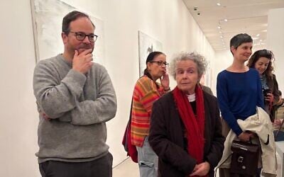 Le conservateur Amitaï Mendelsohn (à gauche) et l'artiste Yudith Levin (à droite) lors d'une visite de presse organisée le 26 février 2026 pour l'exposition « Yudith Levin : Break of Dawn »au Musée d'Israël, présentée jusqu'en juillet 2026. (Crédit : Autorisation)
