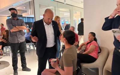 L'ancien Premier ministre Naftali Bennett lors d'un événement organisé pour présenter son nouveau plan en faveur des citoyens handicapés à Bnei Brak, le 16 avril 2026. (Crédit: Sam Sokol/Times of Israel)