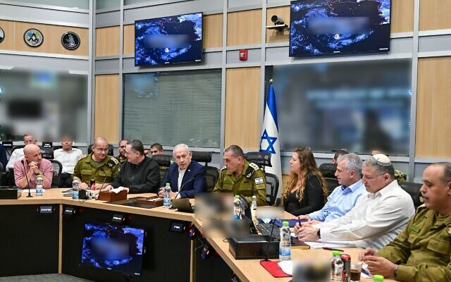 Le Premier ministre Benjamin Netanyahu assistant à une réunion d’évaluation de la situation, aux quartiers généraux de l'armée de la Kirya, à Tel Aviv, le 3 avril 2026. (Crédit : Kobi Gideon/Bureau de la presse gouvernementale)