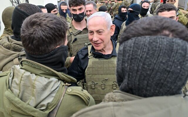 Le Premier ministre Benjamin Netanyahu rencontre des soldats dans la zone tampon contrôlée par Israël au Sud-Liban, le 12 avril 2026. (Crédit : Kobi Gideon/Bureau de presse du gouvernement)