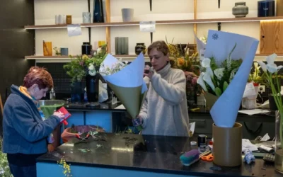 Yael Ben Cnaan prépare un bouquet la veille de Pessah dans sa boutique Bishvil Flowers à Tel Aviv, le 1er avril 2026. (Theia Chatelle via la JTA)