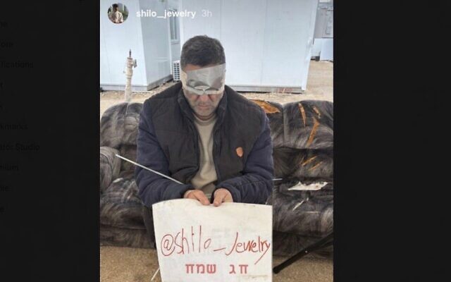 La story Instagram d'un réserviste de l'armée israélienne qui a forcé un détenu palestinien aux yeux bandés en Cisjordanie à brandir une pancarte faisant la promotion de sa bijouterie, en avril 2026. (Crédit : Autorisation)